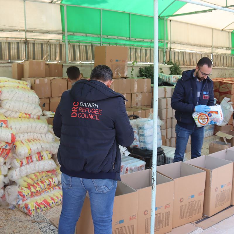 DRC Dansk Flygtningehjælp er til stede i Aleppo med akut hjælp til de jordskælvsramte familier. På billedet herover uddeler vi nødhjælpskasser til mere end 500 familier.  DRC Syrien