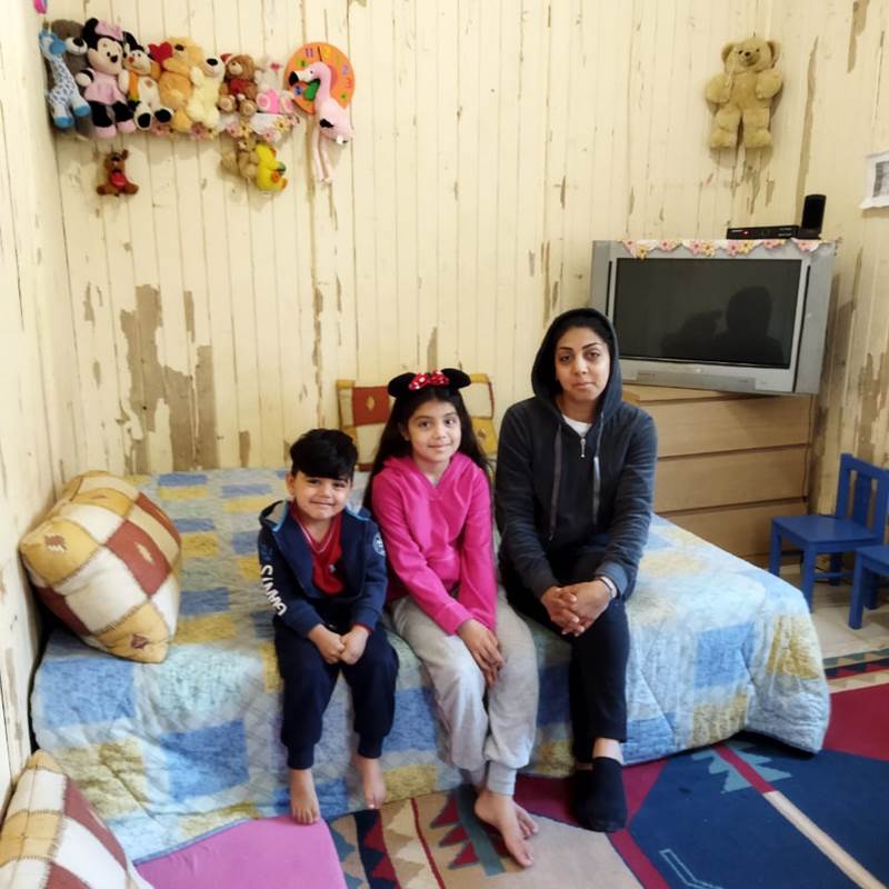 Hun er 28 år og er flygtet med sine to børn fra Iran. 