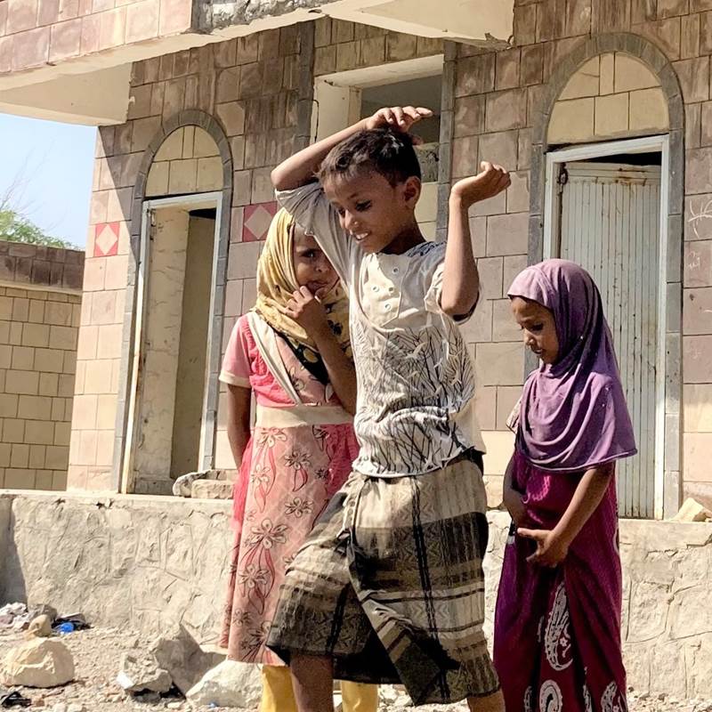 Mød fire familier, der lever med dødsensfarlige miner skjult rundt omkring i deres lokalområde i Yemen. 