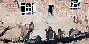 Afghanistan: Familier vender hjem til tidligere slagmarker