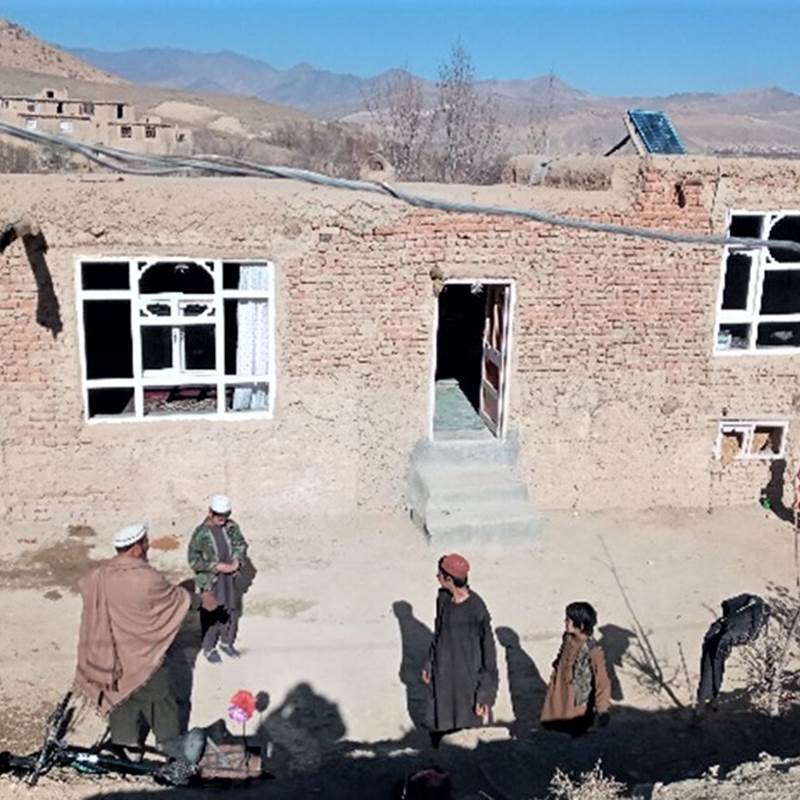 Waheeds hus ligger på en skråning i en bjergrig provins i det centrale Afghanistan. Da huset blev bombet, og Waheeds 22-årige søn mistede benet, besluttede familien at flygte. Nu er de vendt tilbage for at prøve at genskabe deres hjem.  DRC Afghanistan
