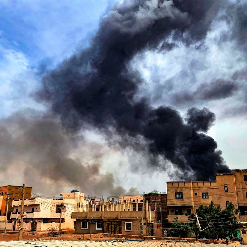 Væbnede angreb, også med tungt artilleri, har præget hverdagen for tusinder af civile sudanesere, siden konflikten brød ud mellem to paramilitære grupper 15. april i år. Her er det hovedstaden Khartoum, hvor et trævarelager er brudt i brand efter intense kampe. AFP
