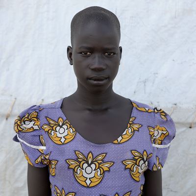 14-årige Ihure passer seks forældreløse børn i flygtningelejr
