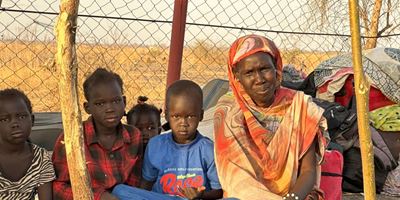 Åbn link til Mor med 5 børn flygter fra kaos og kampe i Sudan
