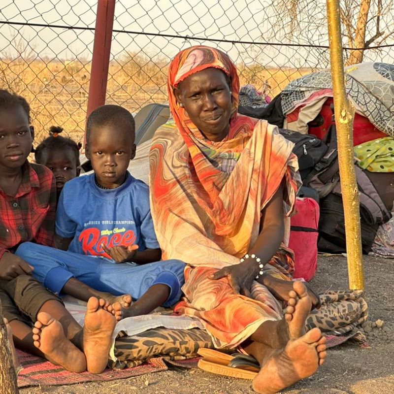 45-årige Achol er atte rpå flugt med sine fem børn. Denne gang fra voldsomme kampe i Sudan. 