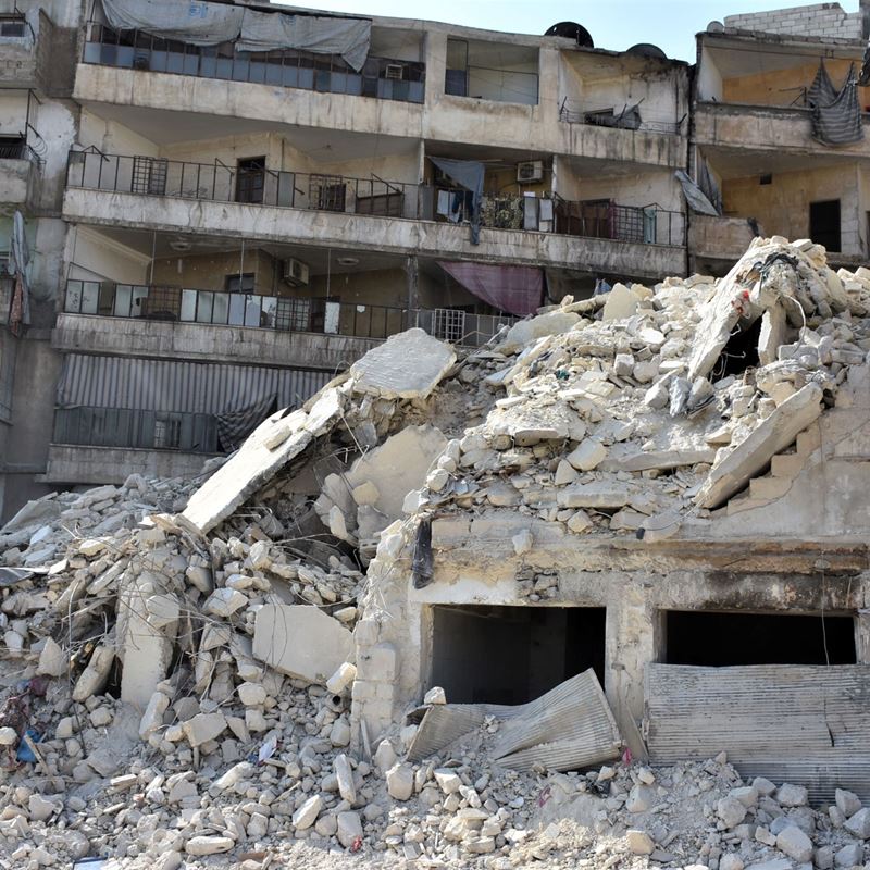 Jordskælvet forårsagede massive ødelæggelser i Aleppo, hvor mange mennesker i forvejen boede under usikre og vanskelige forhold. Det anslås, at 180.000 indbyggere mistede deres hjem som følge af jordskælvet. Samtidig er adgangen til bl.a. vand og elektricitet nu stærkt forværret. DRC Syrien