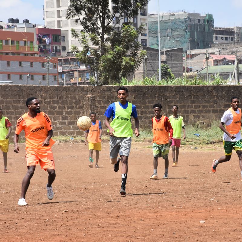 Ny chance: Flygtninge finder fællesskab fodbold | DRC Dansk Flygtningehjælp
