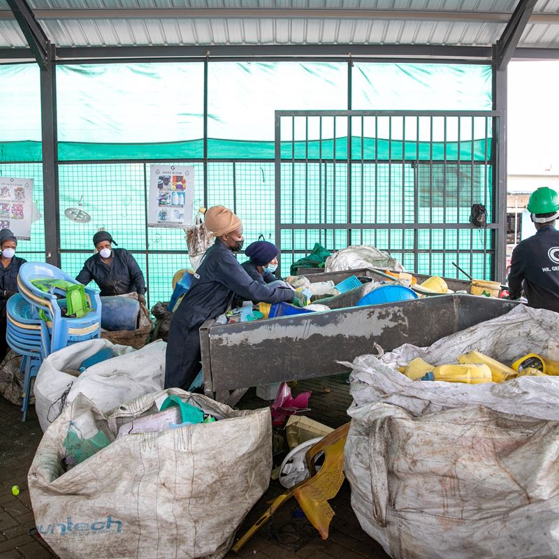Sortering af plastaffald i Nairobi, Kenya. DRC