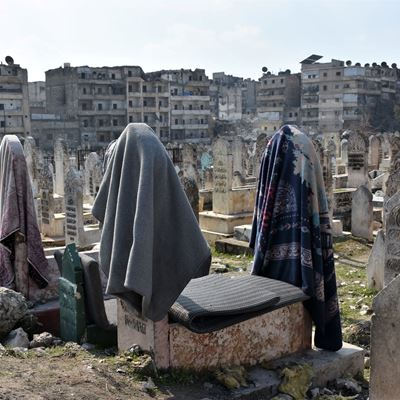 Fatima sover på sine sønners grav