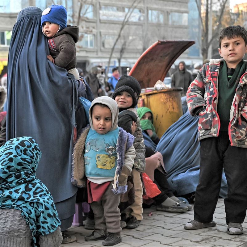 Børnene i Afghanistan er særligt udsatte for sulten og dens afledte konsekvenser. Her på billedet venter flere hundrede kvinder og børn på uddeling af gratis brød fra en bagerforretning i Kabul.  Ritzau/Scanpix