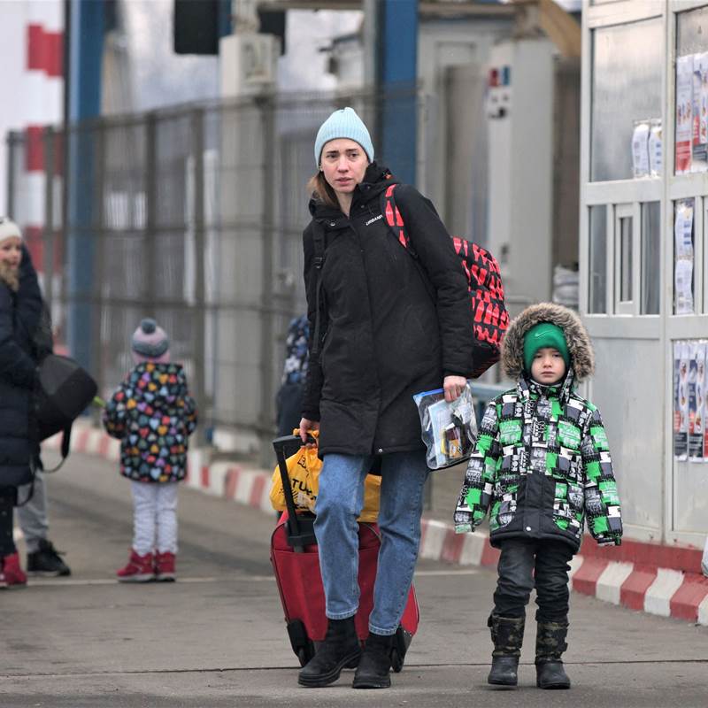 Hver dag flygter tusindvis af mennesker ud af Ukraine. De fleste er kvinder og børn. Her en mor og to børn på vej ind i Polen. Ritzau/Scanpix