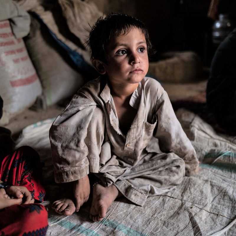 Med mere end halvdelen af befolkningen under 18 år er Afghanistan en af de yngste nationer i verden. Børnene er særligt sårbare, da de mangler muligheder for selvforsyning og er særligt udsatte over for sult, sygdom, skade og traumer. Kern Hendricks for DRC Afghanistan