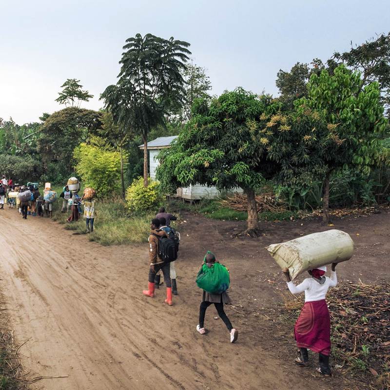 I DR Congo flygter familier flygter fra rå angreb. 